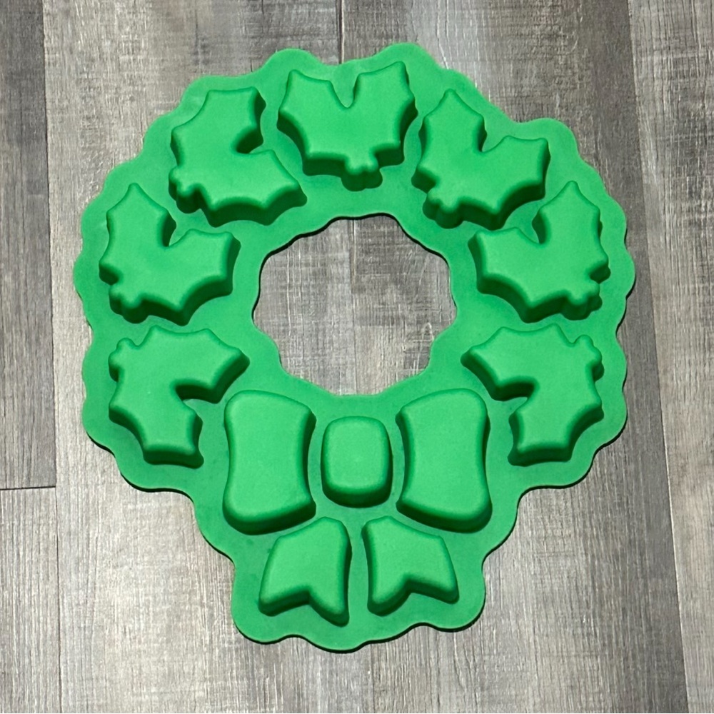 Christmas Holiday Wreath Silicone Baking Pan
